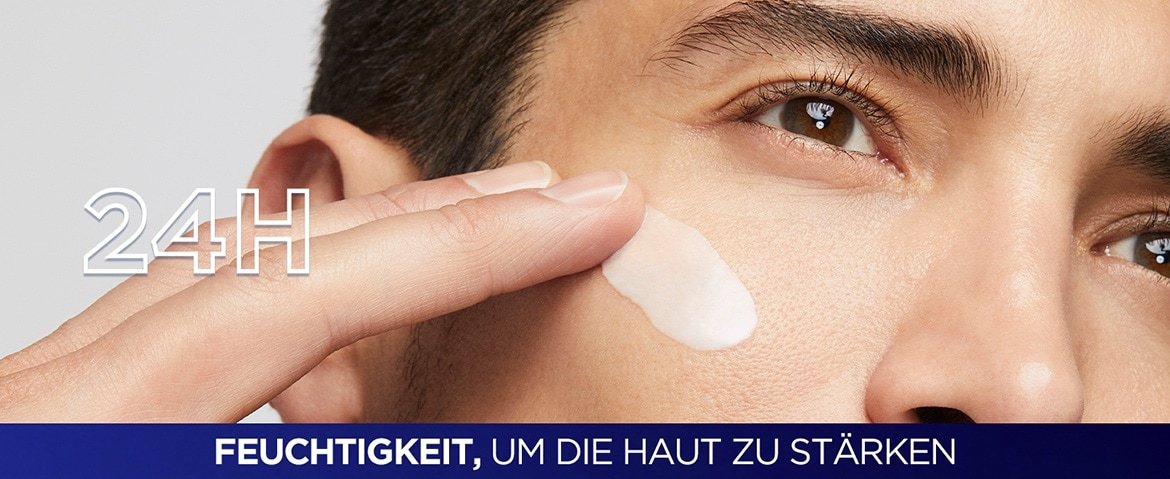 Ein junger Mann trägt Power Age revitalisierende Augenpflege auf seine Augenpartie auf - mit Produktvorteil 24h Feuchtigkeit